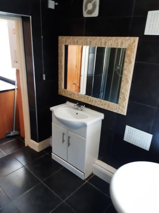 Medway Getaway - 3 Bed Home With Luxury Bathroom Чатем Екстер'єр фото
