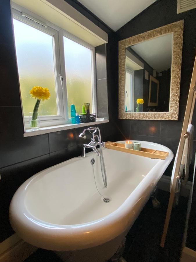 Medway Getaway - 3 Bed Home With Luxury Bathroom Чатем Екстер'єр фото